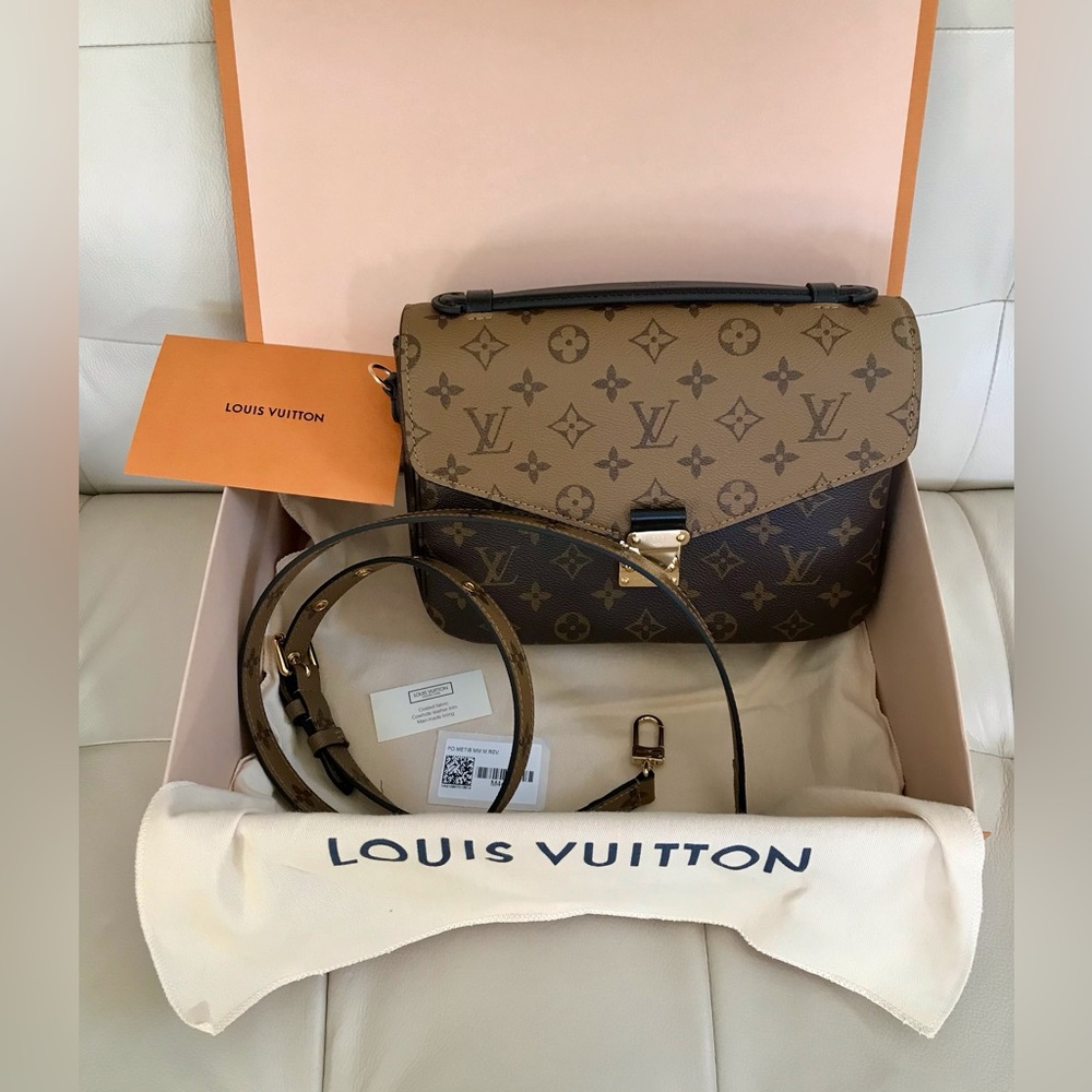 Louis Vuitton M44876 Reverse
Pochette Métis $2,760.00 Monogram Canvas NWT box - Picture 7 of 15